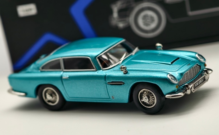 Aston Martin DB5 Pearl Blue