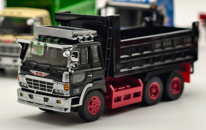 Hino Super Dolphine Black